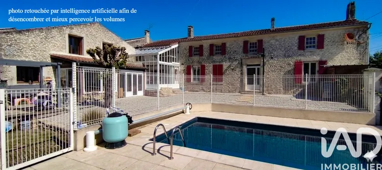 Maison 16 pièces 374 m² · à Saint-Georges-de-Longuepierre · 374 m² · 259 000 €