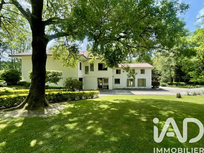 Maison 8 pièces 339 m² · aux Artigues-de-Lussac · 339 m² · 1 040 000 €