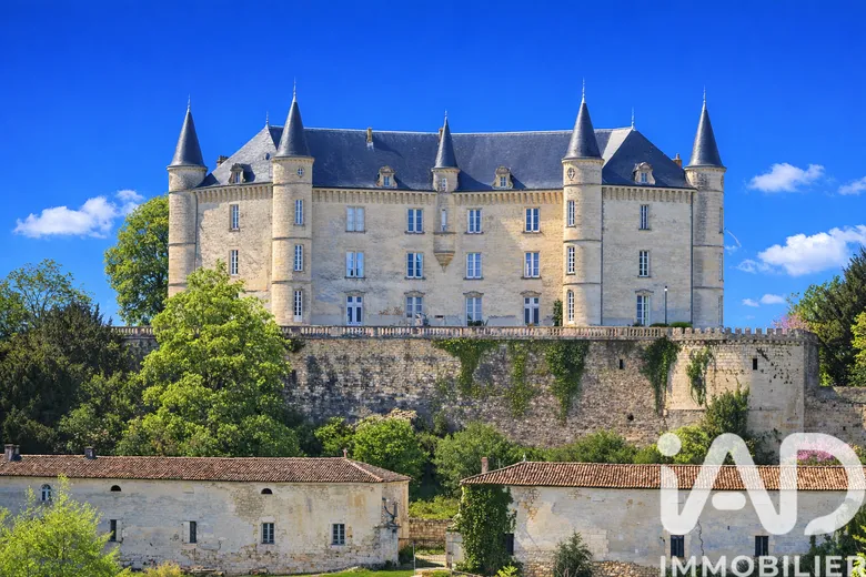 Maison 18 pièces 890 m² · à Angoulême · 890 m² · 1 716 000 €