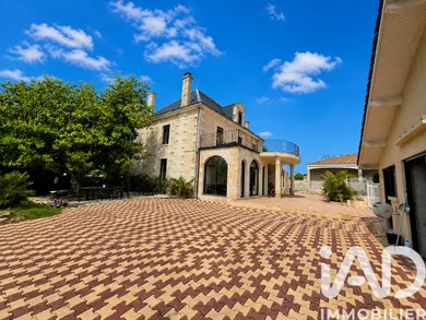 Château à Cavignac (33620)