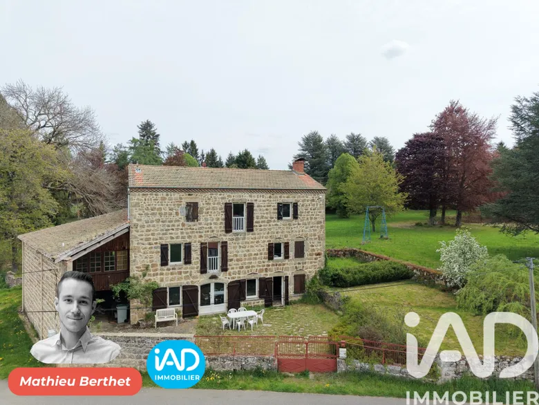 Maison 10 pièces 235 m² · à Usson-en-Forez · 235 m² · 180 000 €