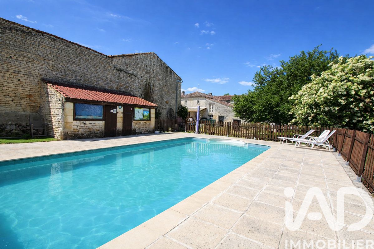 maison à Aigre