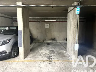 Parking in Paris (75015)