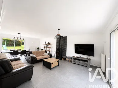 Architectural house in D'Huison-Longueville (91590)