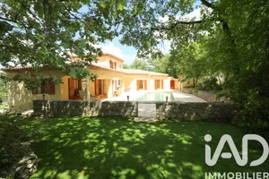 Maison d'architecte à Néoules (83136)