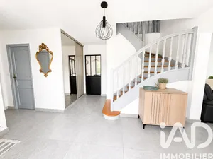 Architectural house in D'Huison-Longueville (91590)