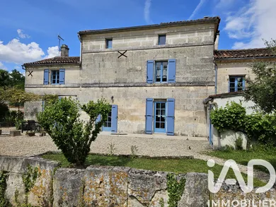 Maison à Saint-Même-les-Carrières (16720)