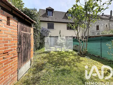 Building in Vaux-sur-Seine (78740)