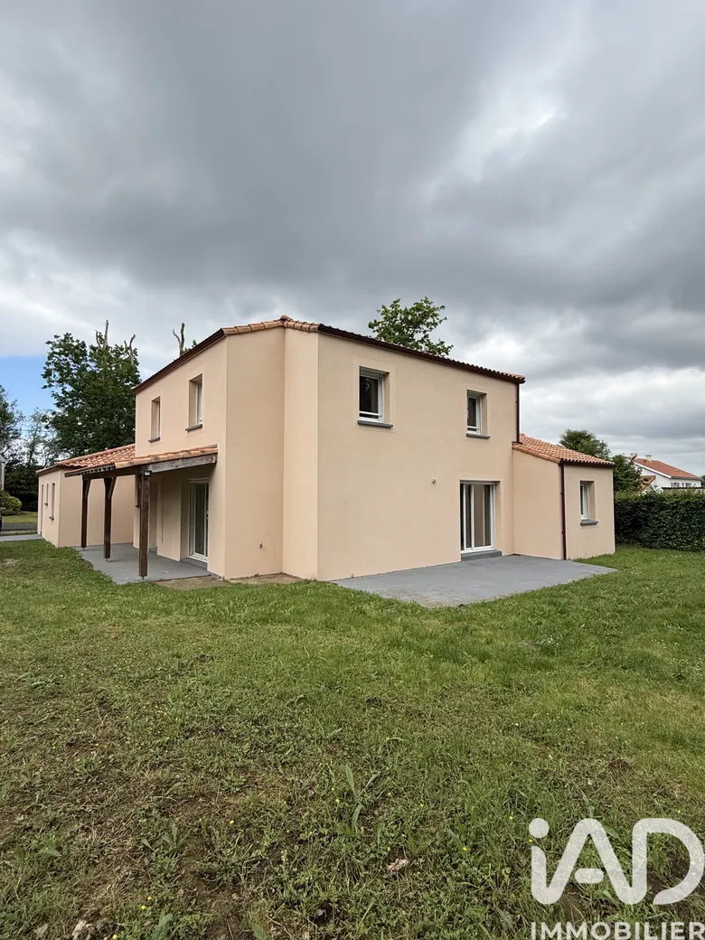 Maison 9 pièces 215 m² · à Haute-Goulaine · 215 m² · 474 900 €