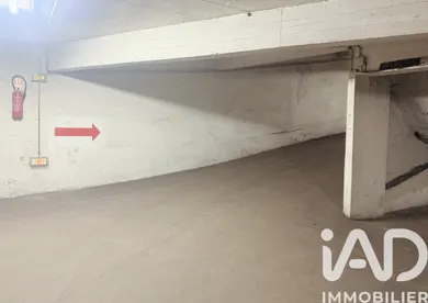 Parking in Paris (75009)