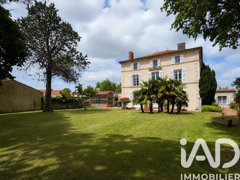 Maison 9 pièces 270 m² · à La Châtaigneraie · 270 m² · 319 000 €