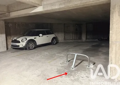 Parking in Paris (75008)