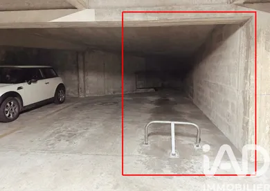 Parking in Paris (75008)
