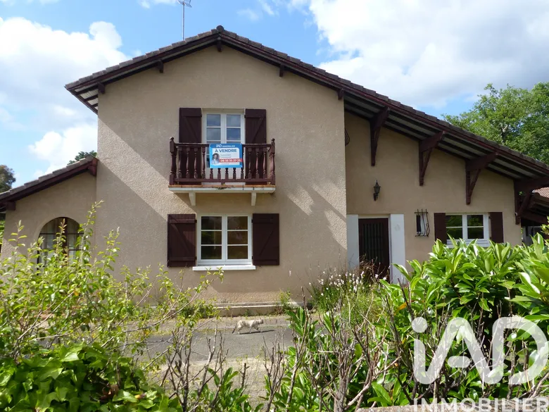 Maison 8 pièces 183 m² · à Saint-Pierre-du-Mont · 183 m² · 229 900 €