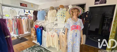 Clothing, Textiles in le grau du roi (30240)