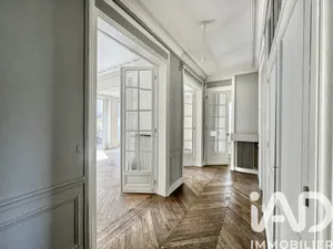 Apartment in Paris (75017)