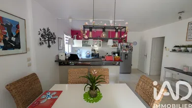 Apartment in L'Isle-sur-la-Sorgue (84800)