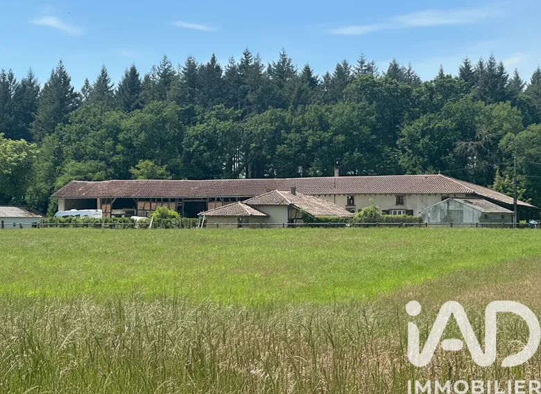 Maison 7 pièces 286 m² · à Saint-Étienne-du-Bois · 285,5 m² · 492 000 €