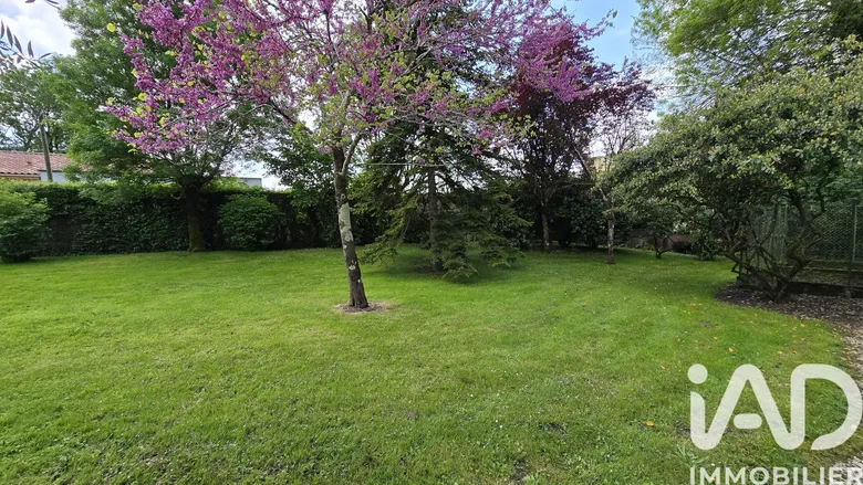 Terrain à bâtir à Bessines (79000) · 135 000 €