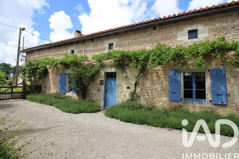 Maison 6 pièces 178 m² · à Civray · 178 m² · 241 000 €