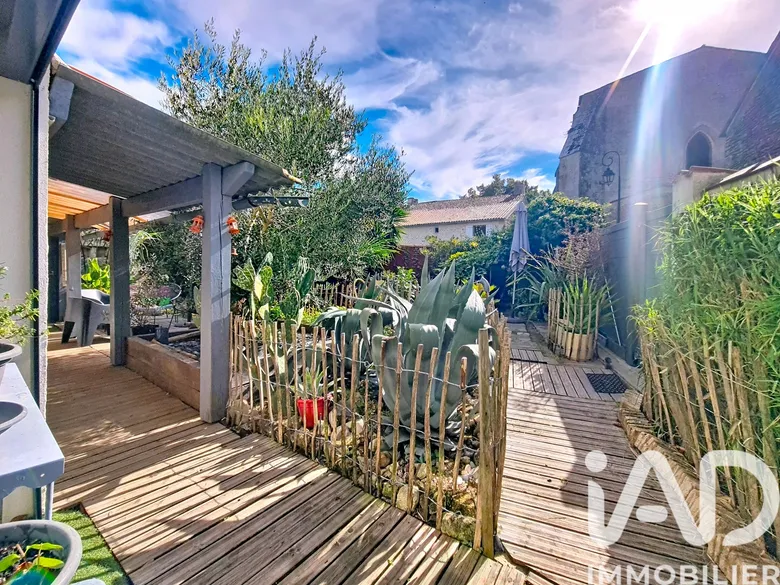 Maison 7 pièces 199 m² · à Genouillé · 199 m² · 231 000 €