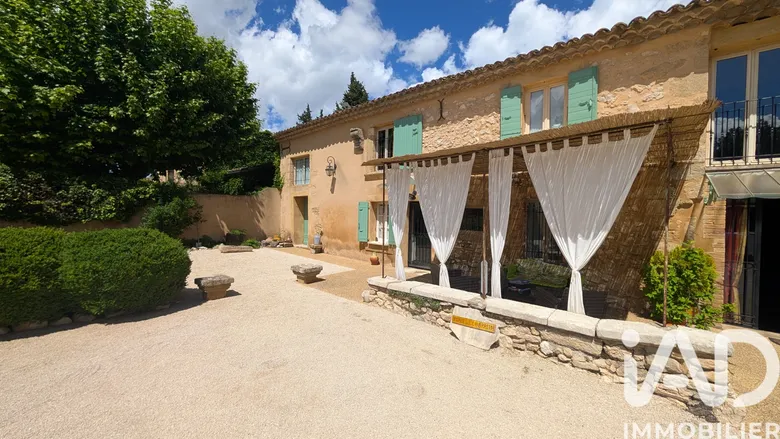 Maison 8 pièces 300 m² · à L'Isle-sur-la-Sorgue · 300 m² · 670 000 €