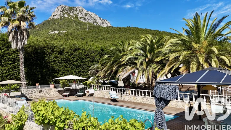 Maison 8 pièces 251 m² · à La Farlède · 250,6 m² · 1 349 000 €