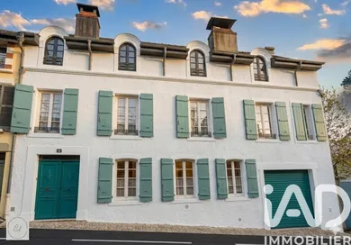 Building in Oloron-Sainte-Marie (64400)