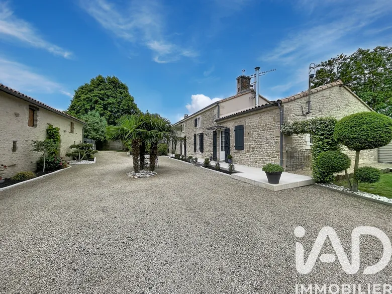 Maison 8 pièces 259 m² · à Saint-Hilaire-des-Loges · 259 m² · 480 000 €