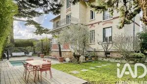 Mansion in Le Mesnil-le-Roi (78600)