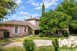 Domain in Fontaine-de-Vaucluse (84800)