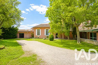 Domain in Fontaine-de-Vaucluse (84800)