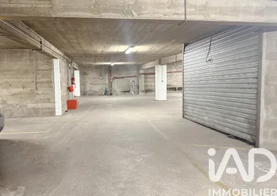 Parking in Paris (75015)