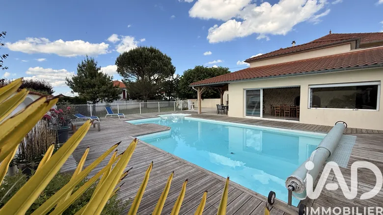 Maison 9 pièces 231 m² · à Riorges · 231 m² · 469 000 €
