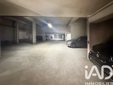 Parking in Paris (75017)