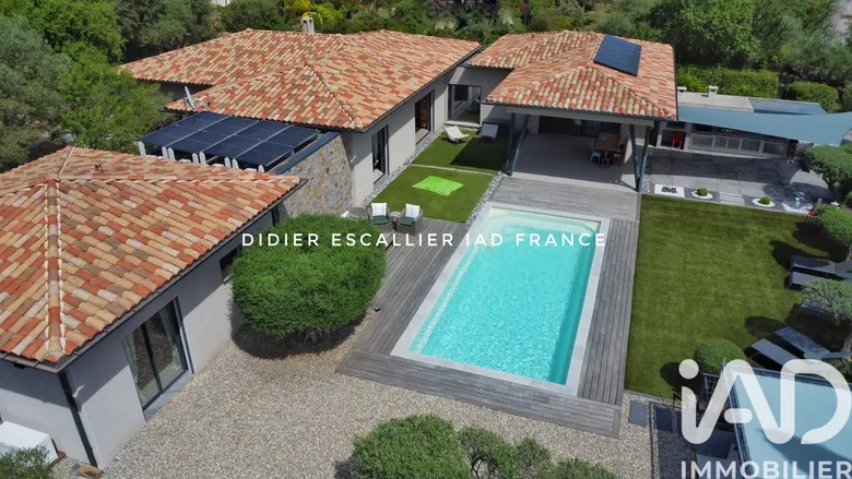 Maison 5 pièces 231 m² · à Solliès-Toucas · 231 m² · 1 300 000 €