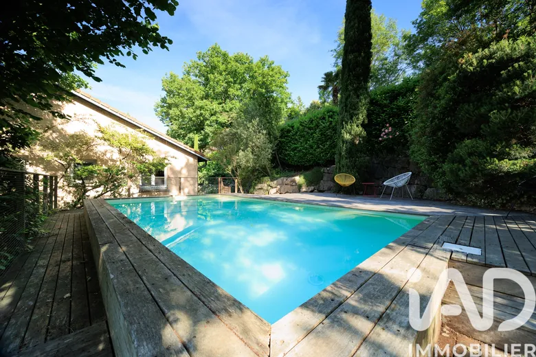 Maison 7 pièces 154 m² · à Saint-Genis-les-Ollières · 154 m² · 650 000 €