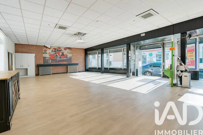 Local commercial 355 m² · à Mailly-le-Camp · 355 m² · 299 000 €