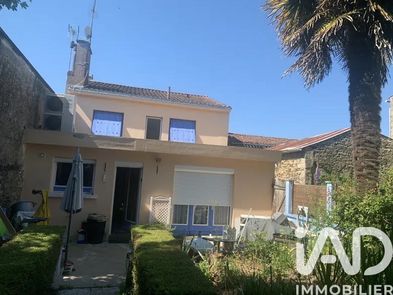 Maison 7 pièces 175 m² · à Saint-Étienne-du-Bois · 175 m² · 249 900 €