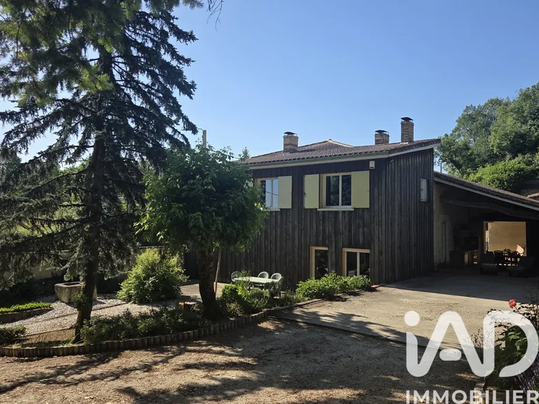 Maison 7 pièces 220 m² · à Montlieu-la-Garde · 220 m² · 327 000 €