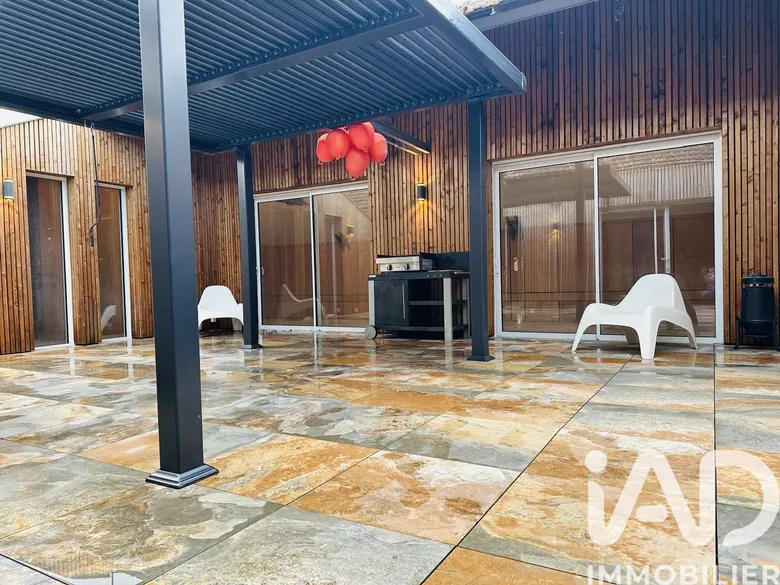 Immeuble 750 m² · à Arveyres · 750 m² · 547 000 €