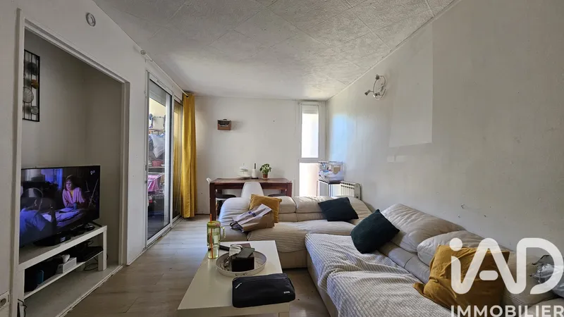 Séjour traversant T3 Marseille 14 avec parquet bois clair