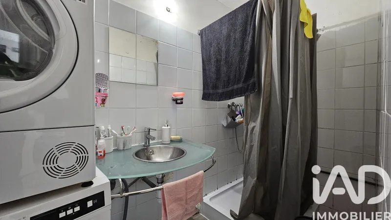Salle d'eau T3 Marseille 14 avec lave-linge et douche