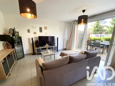 Apartment in Saint-Laurent-de-Mure (69720)
