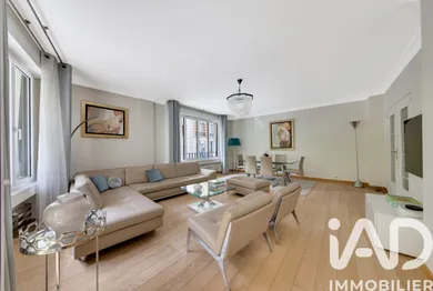 Appartement à Paris (75116)