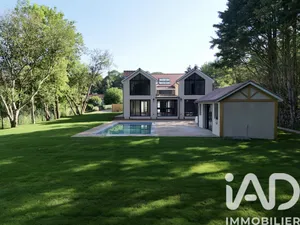 Architectural house in Montfort-l'Amaury (78490)