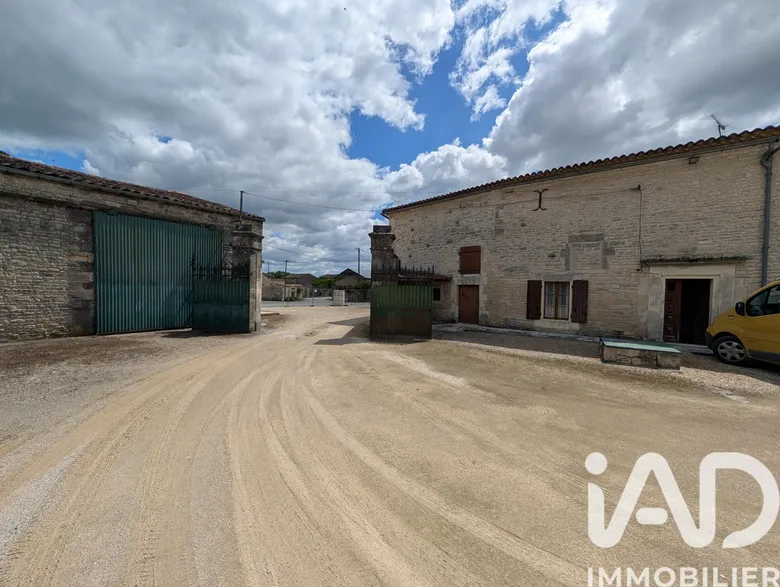 Maison 6 pièces 132 m² · à Échallat · 132 m² · 199 000 €