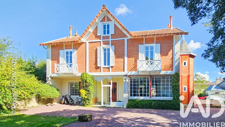 Maison 8 pièces 243 m² · à La Rochelle · 243 m² · 1 575 000 €