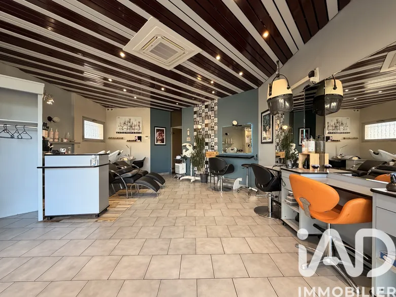 Esthétique, Coiffure​ à La Tour-du-Pin (38110) · 55,4 m² · 24 000 €