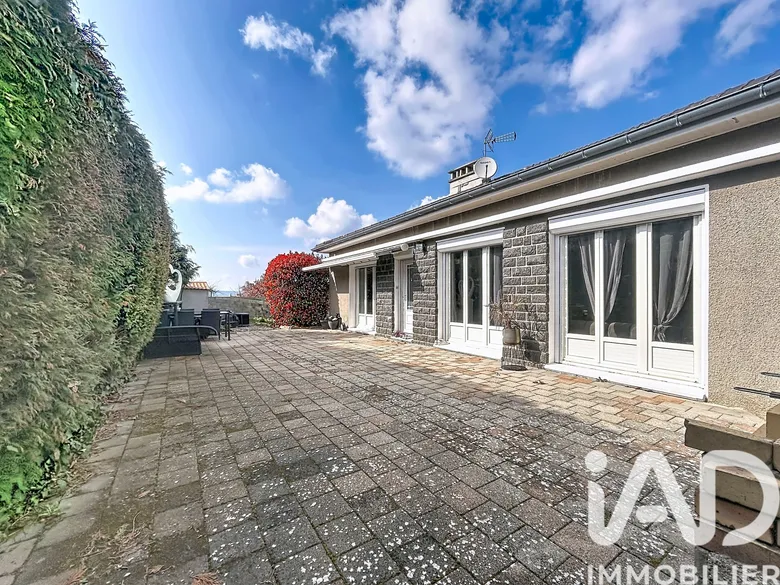 Maison 5 pièces 135 m² · à Le Chambon-Feugerolles · 135 m² · 270 000 €